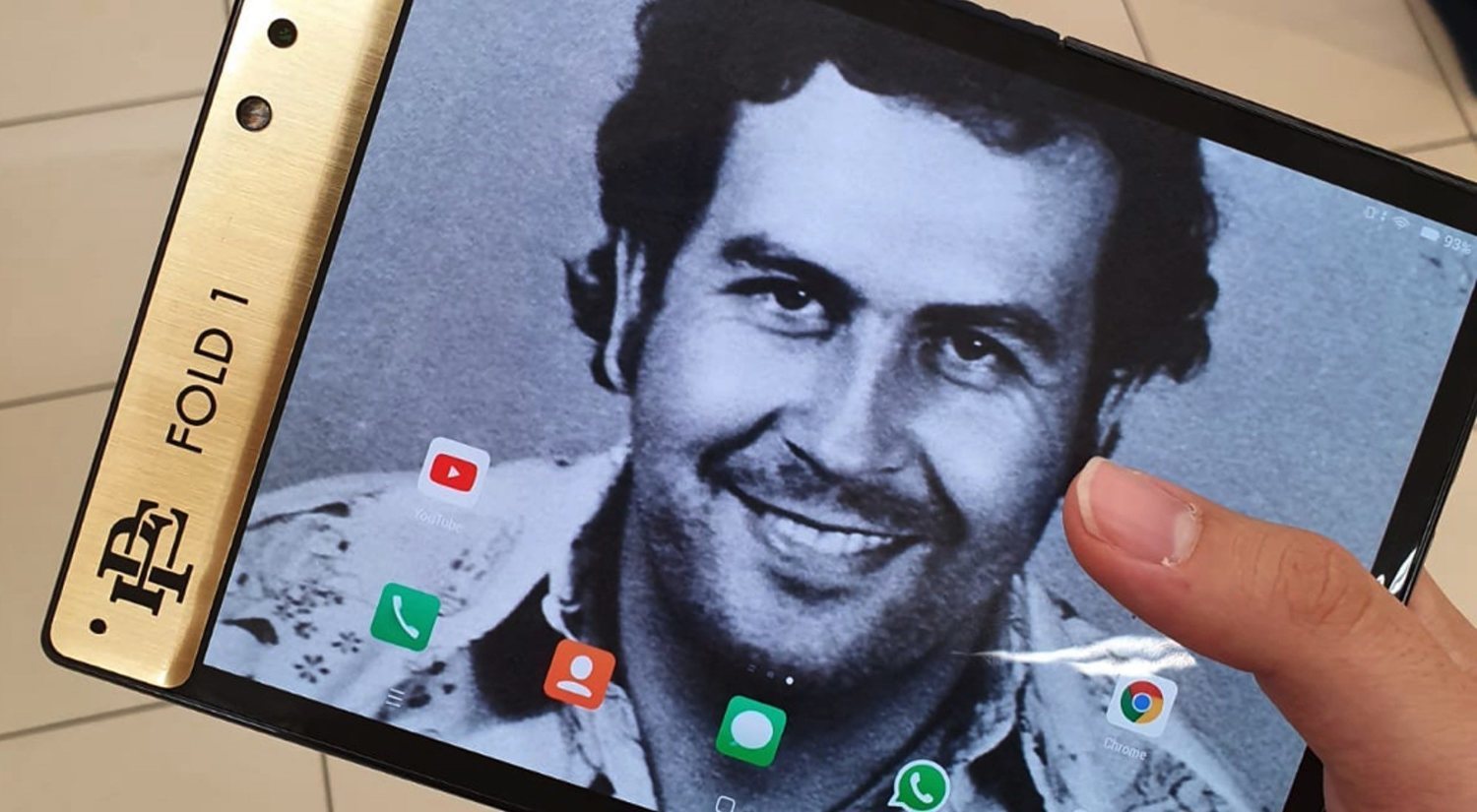 Escobar Fold 1: un móvil plegable al estilo de Pablo Escobar