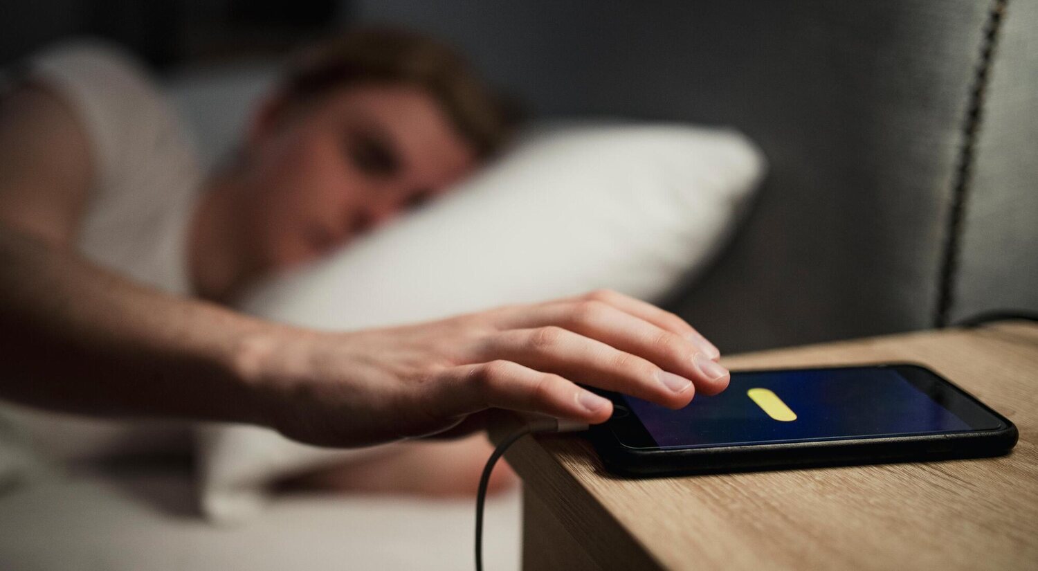 ¿Es perjudicial dormir con el móvil cerca de la cama? Resolvemos la eterna duda