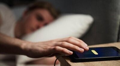 ¿Es perjudicial dormir con el móvil cerca de la cama? Resolvemos la eterna duda