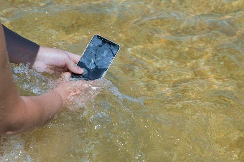 Los componentes del agua también afectarán más duramente a los materiales del móvil