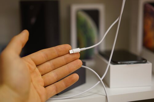 Conectar cualquier tipo de cable a un teléfono mojado puede convertirlo en conductor eléctrico