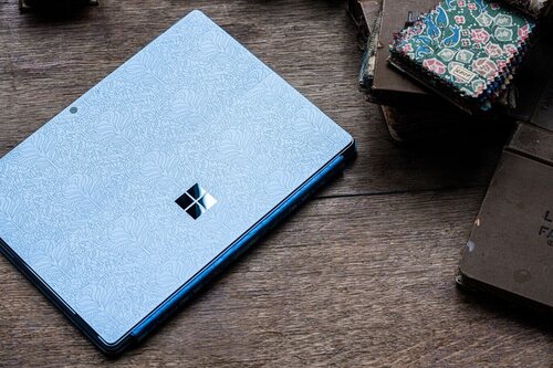 Microsoft Surface Pro 9 en azul flora