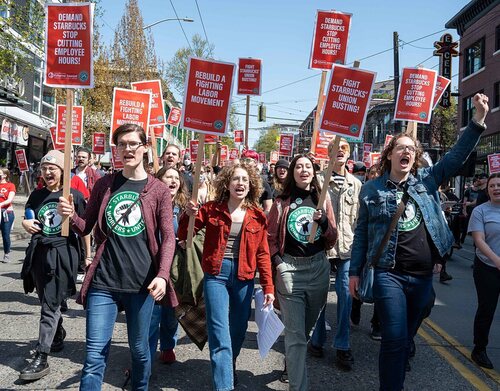 Manifestantes de Starbucks en una protesta en Seattle en abril de 2022