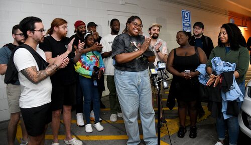 Trabajadores de una tienda de Apple de Baltimore alentando a la creación de sindicatos