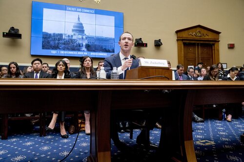 Mark Zuckerberg testificando por el uso de los datos de los usuarios para identificar a los votantes en las elecciones de EE.UU.