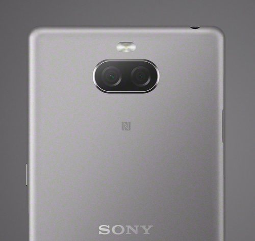 El Sony Xperia 10 tiene dos cámaras traseras: una lente principal de 13 MP con apertura f/3, acompañada de otra con 5 MP.