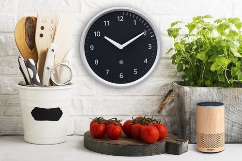 Echo Wall Clock, el reloj analógico que es capaz de cambiar automáticamente la hora además de ser nuestra alarma