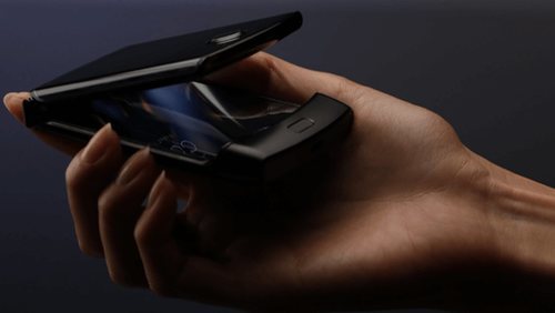 El Motorola Razr es el primer móvil plegable que en vez de hacerse más grande se empequeñece.