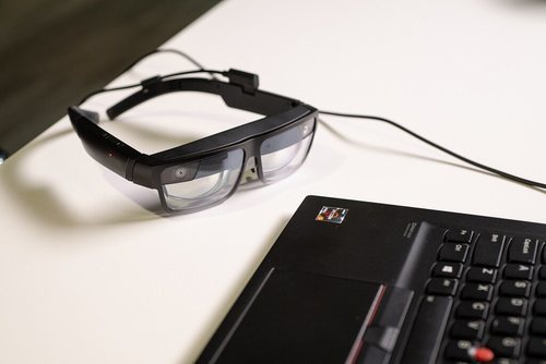 Las gafas Lenovo ThinkReality A3 se conectan a un ordenador o móvil y permiten ver hasta cinco monitores extra.