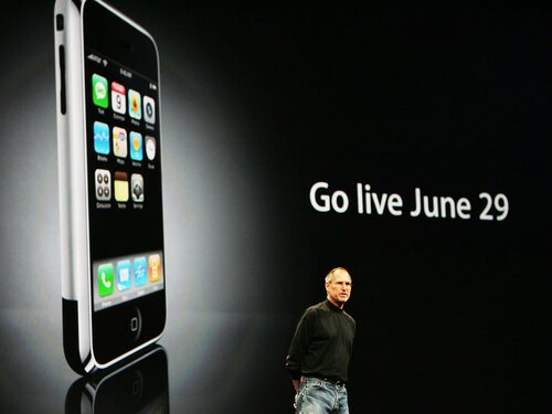 El iPhone salió a la venta el 29 de junio de 2007 en EEUU