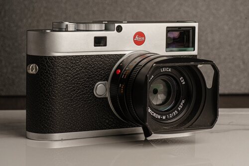 El diseño de la Leica M11, tanto en negro como en plateado, destaca por ser tradicional y elegante.