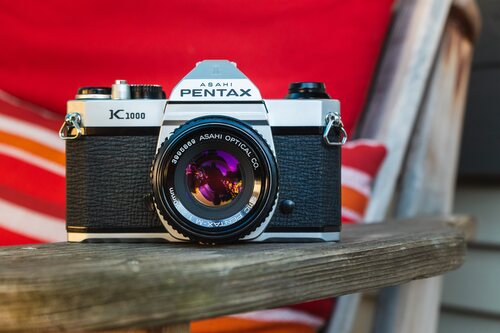 La Pentax k1000 mantiene el diseño clásico y es una cámara robusta y compacta.