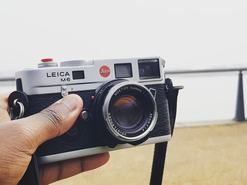 La Leica M6 tiene el distintivo punto rojo con la marca, y por lo demás es un diseño sencillo, pequeño y elegante.